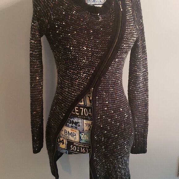 BCBGMaxazria Sweater!🖤🤎🤍   - Picture 9 of 9